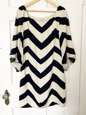 Diane Von Furstenberg Brigid Chevron Mini Dress Navy and Cream Size 8 Silk Dress